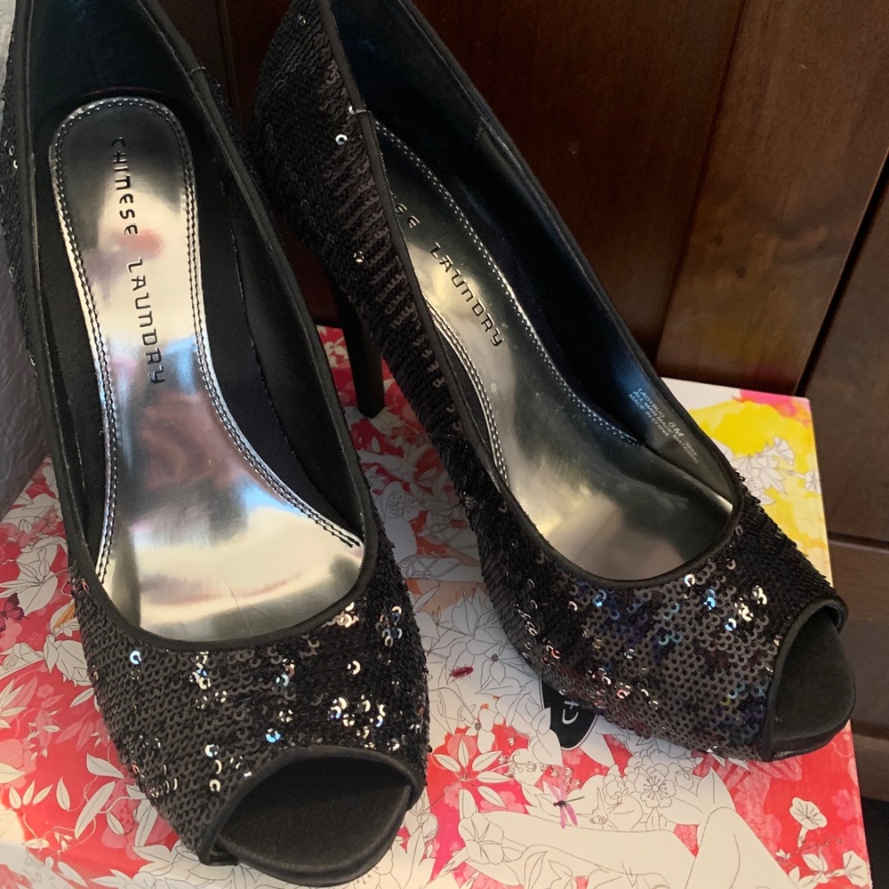 New in box flippy sequins sz 8 woman’s high heels black & silver sequins